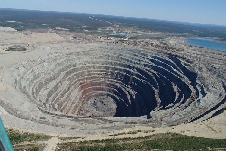 Apa Batu Terkeras di Dunia? Daftar dan Urutan Batuan Intan vs Kuarsit